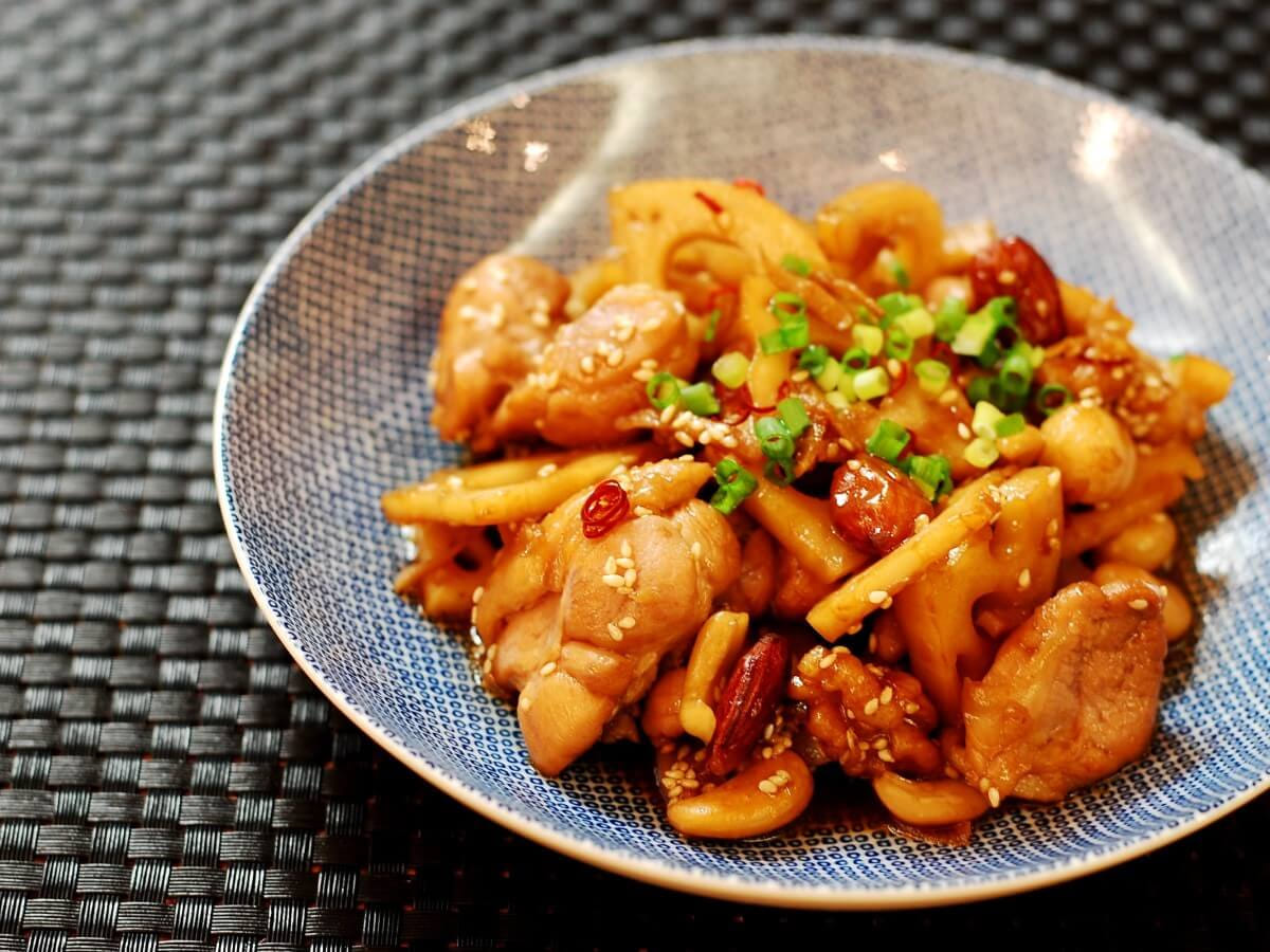 作り置きおかずにもなる【ナッツとれんこんと鶏肉の炒め煮】