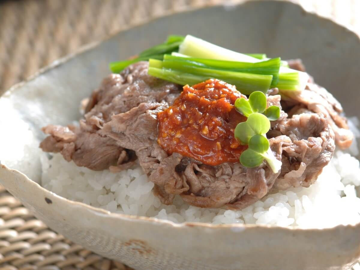 サラダ韓国風ピリ辛アーモンドだれの焼肉ごはん