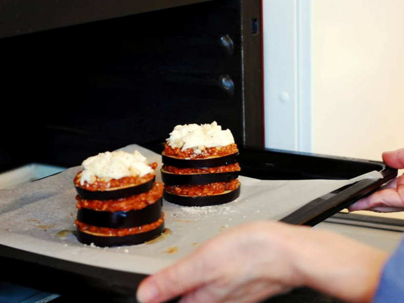 重ねて焼くだけ【ナッツドライフルーツとなすのミートソース焼き】