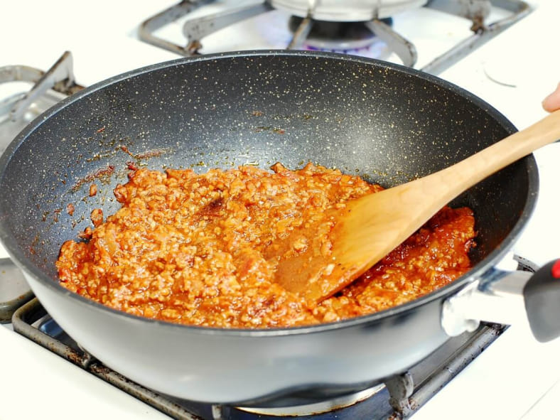 重ねて焼くだけ【ナッツドライフルーツとなすのミートソース焼き】