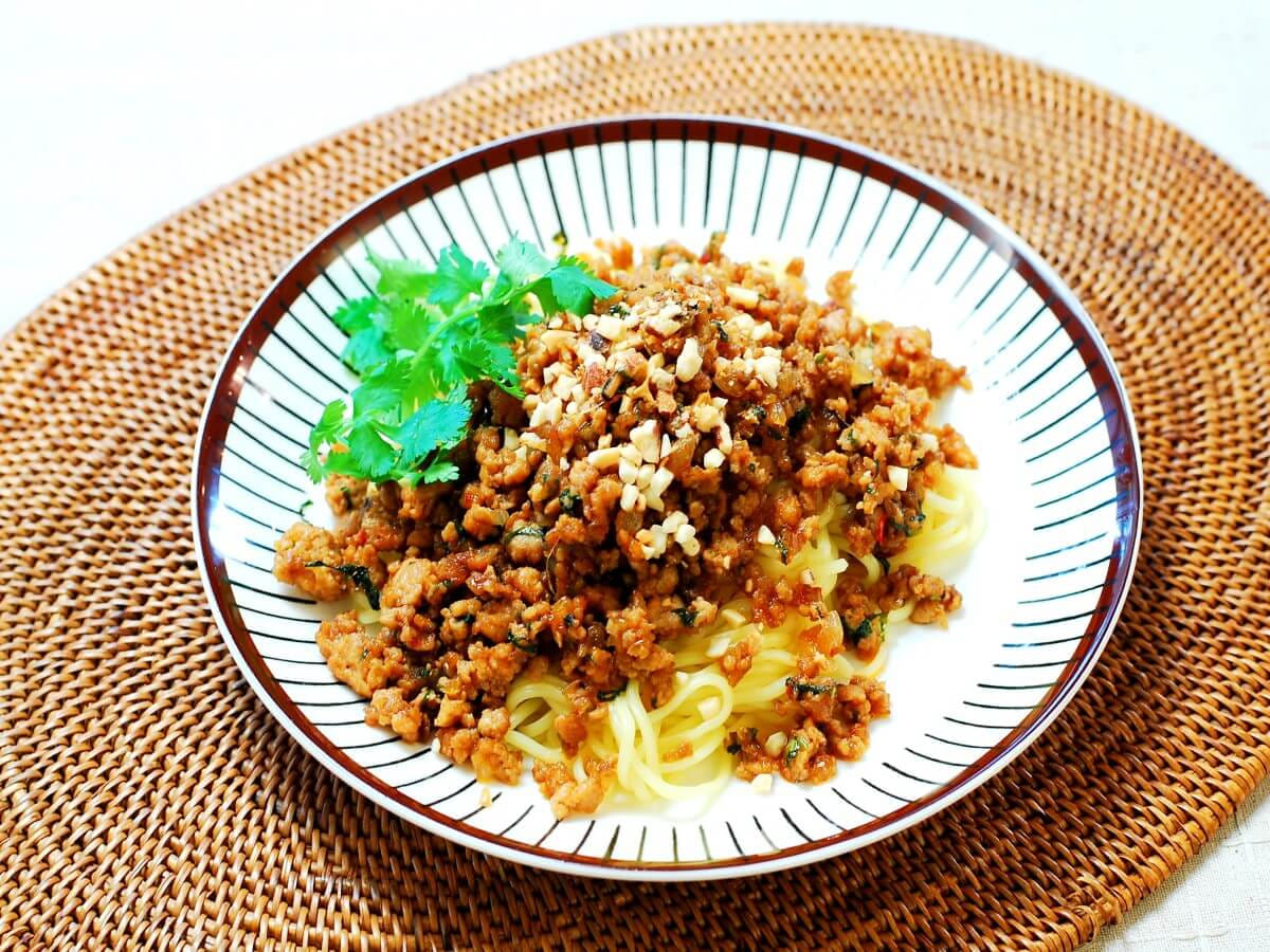 ちょい足しで旨さアップ【ミックスナッツの汁なし担々麺】