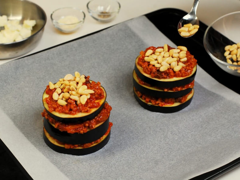 重ねて焼くだけ【ナッツドライフルーツとなすのミートソース焼き】