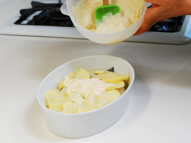 ひと手間で美味しさアップ【アーモンドのクリームソースで食べる白身魚のグラタン】