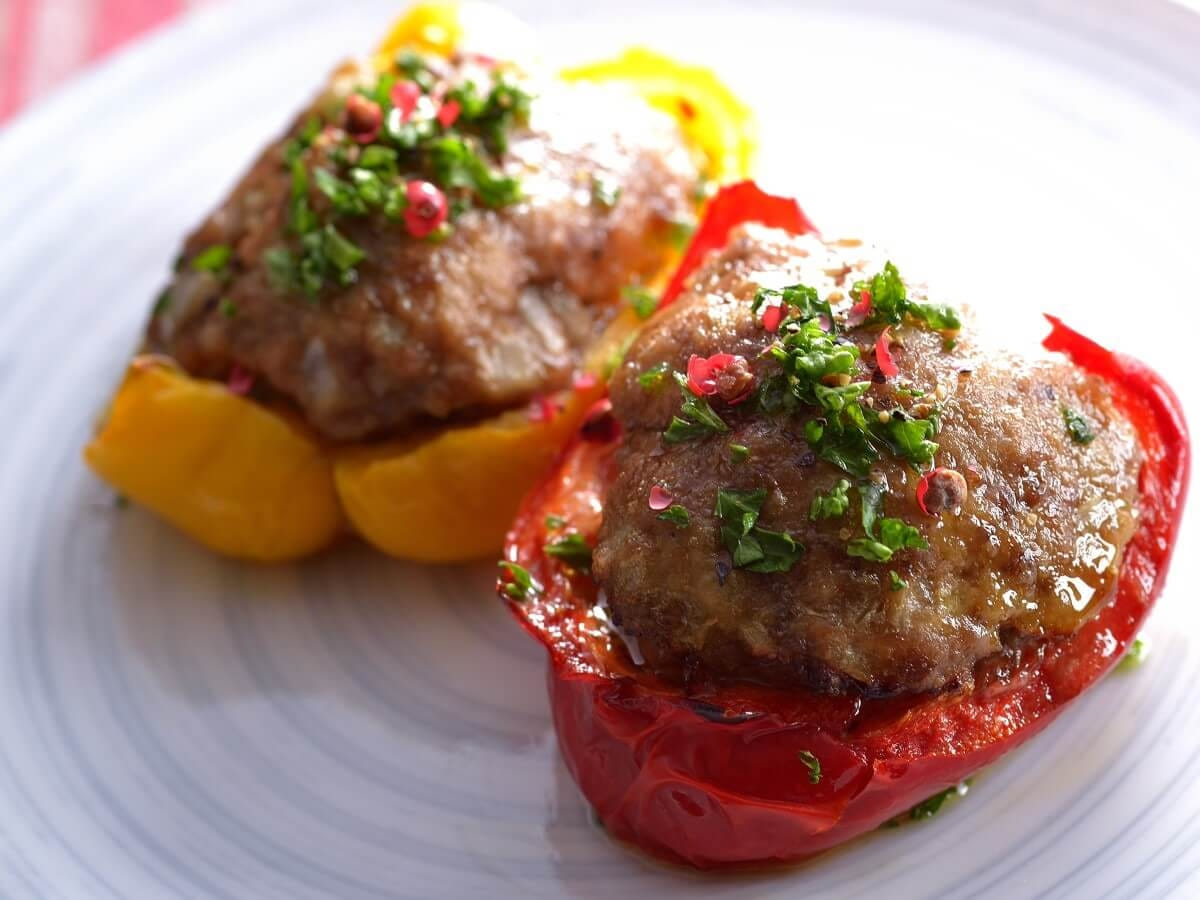 クリスマスカラーで華やかに！【パプリカのアーモンド肉詰め焼き】