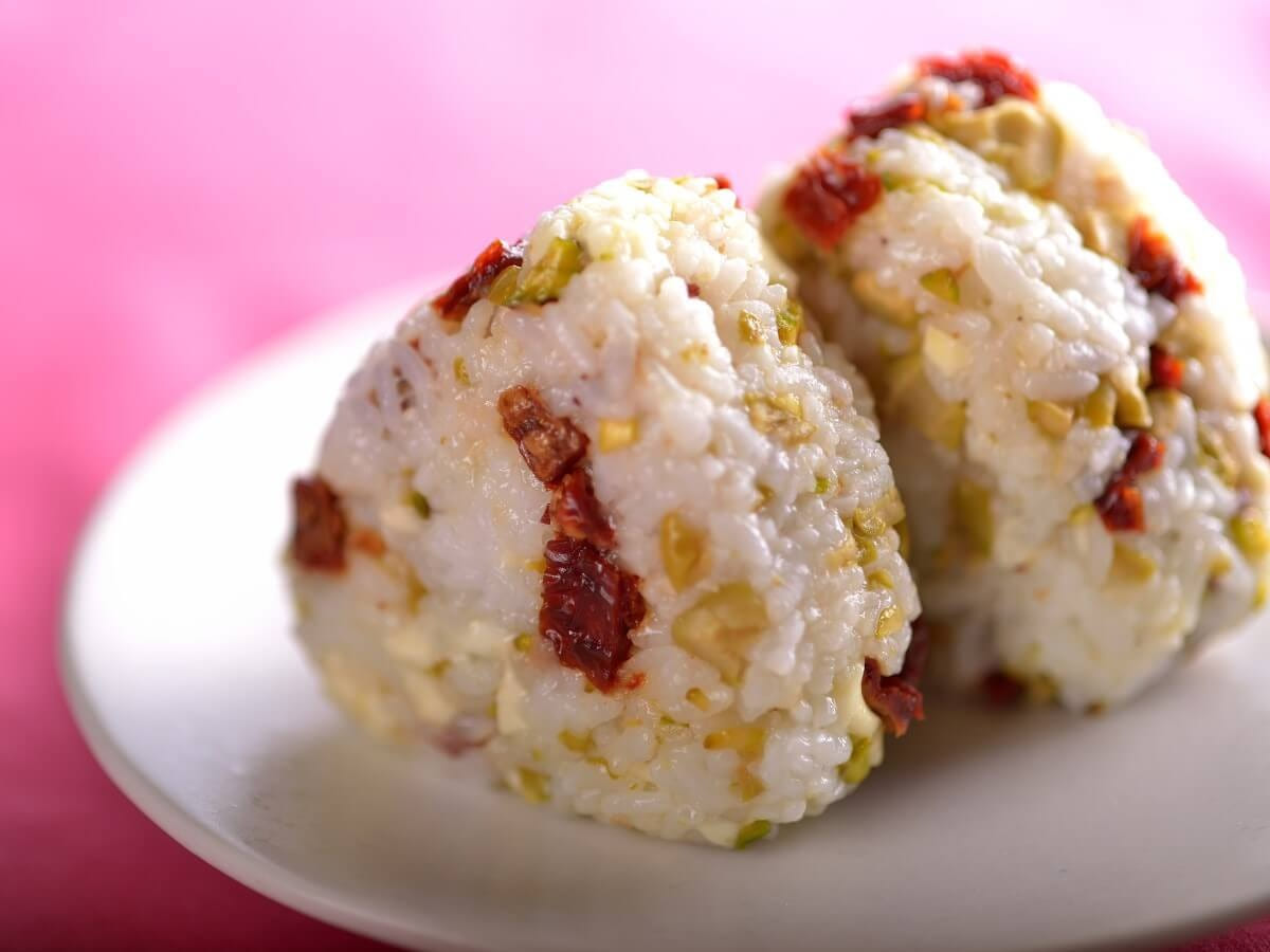 ピスタチオとドライトマトの洋風おにぎり